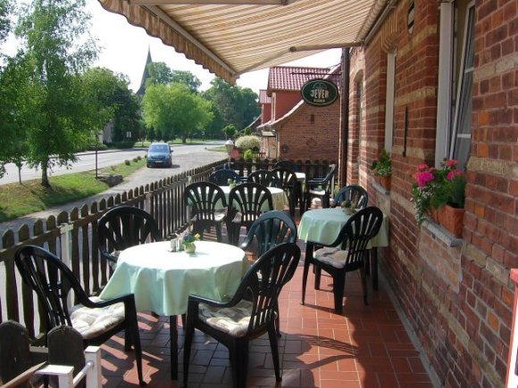 Terrasse und Außenbereich des Gasthauses
